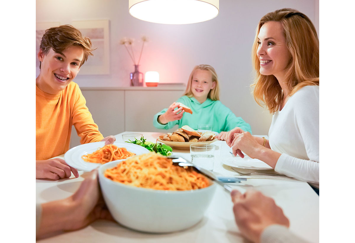 Απεικονίζεται μια οικογένεια να τρώνε στη τραπεζαρία.
